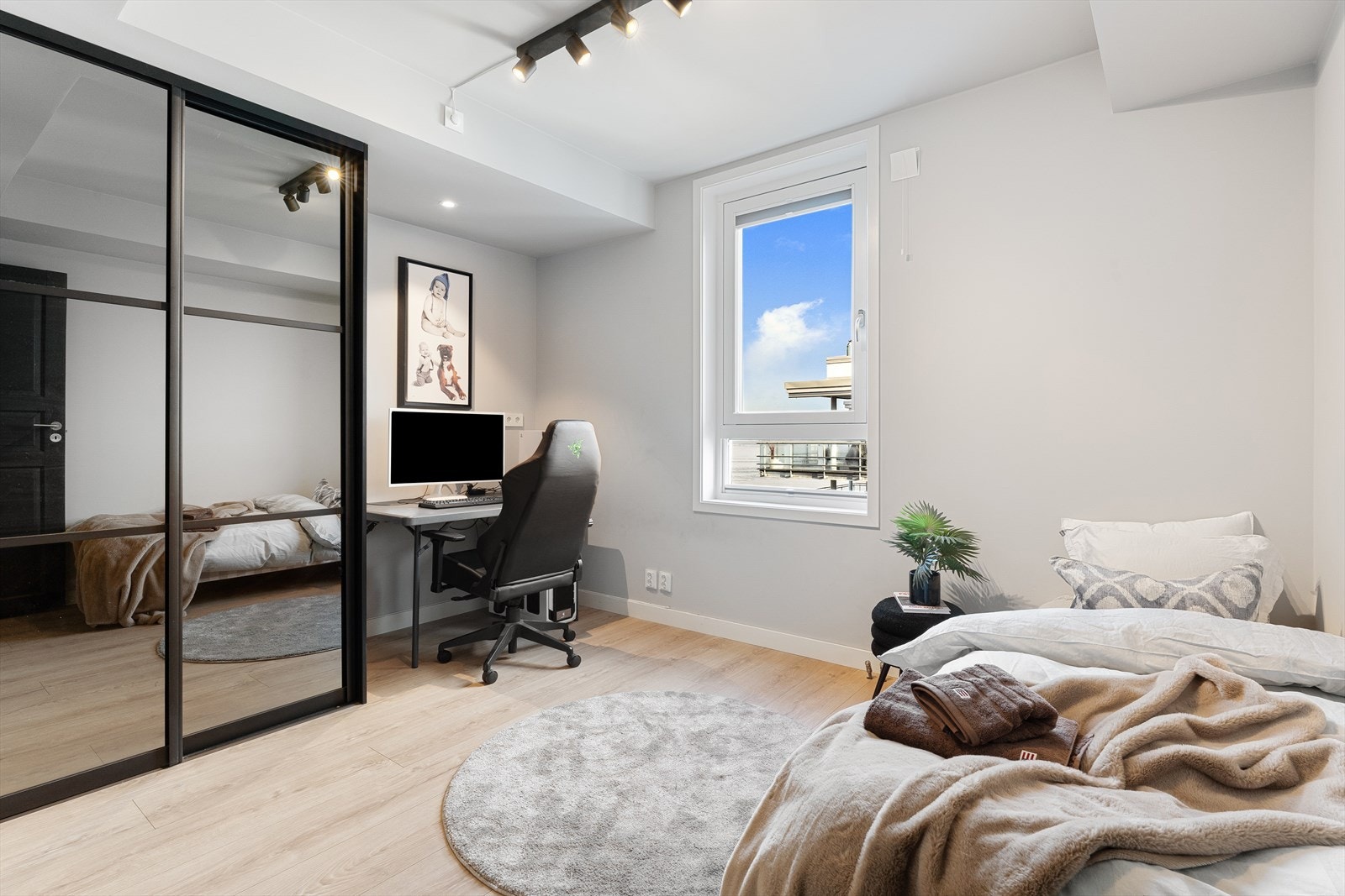 Soverom nr.2 kan enkelt innredes etter egne preferanser som kontor, gjesterom eller barnerom. Galleribilde