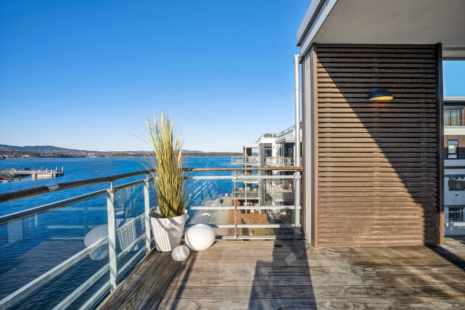 En usjenert drømmeuteplass med masse sol og lite innsyn. Gode 36 kvadratmeter med boltreplass. Galleribilde