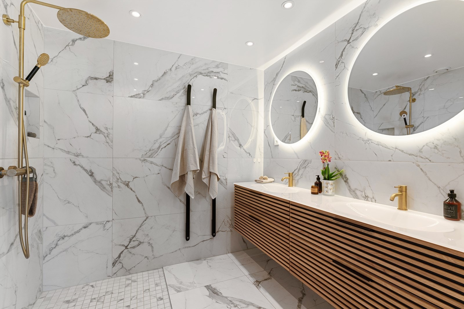 Baderom nr. 2 har direkte adkomst fra hovedsoverommet. Galleribilde