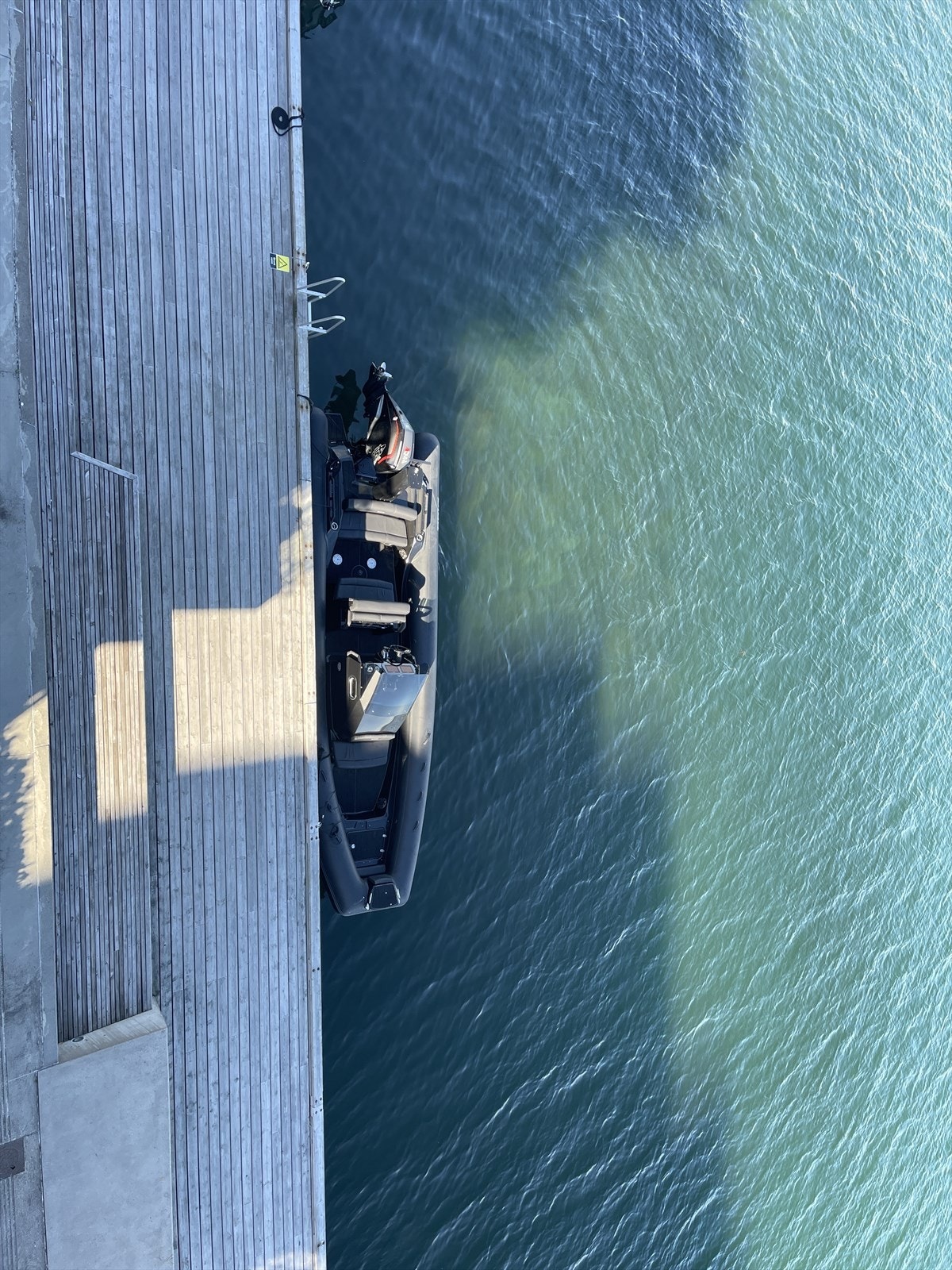 Fra balkongen ser du rett ned på båtplassen som kan kjøpes separat. Galleribilde