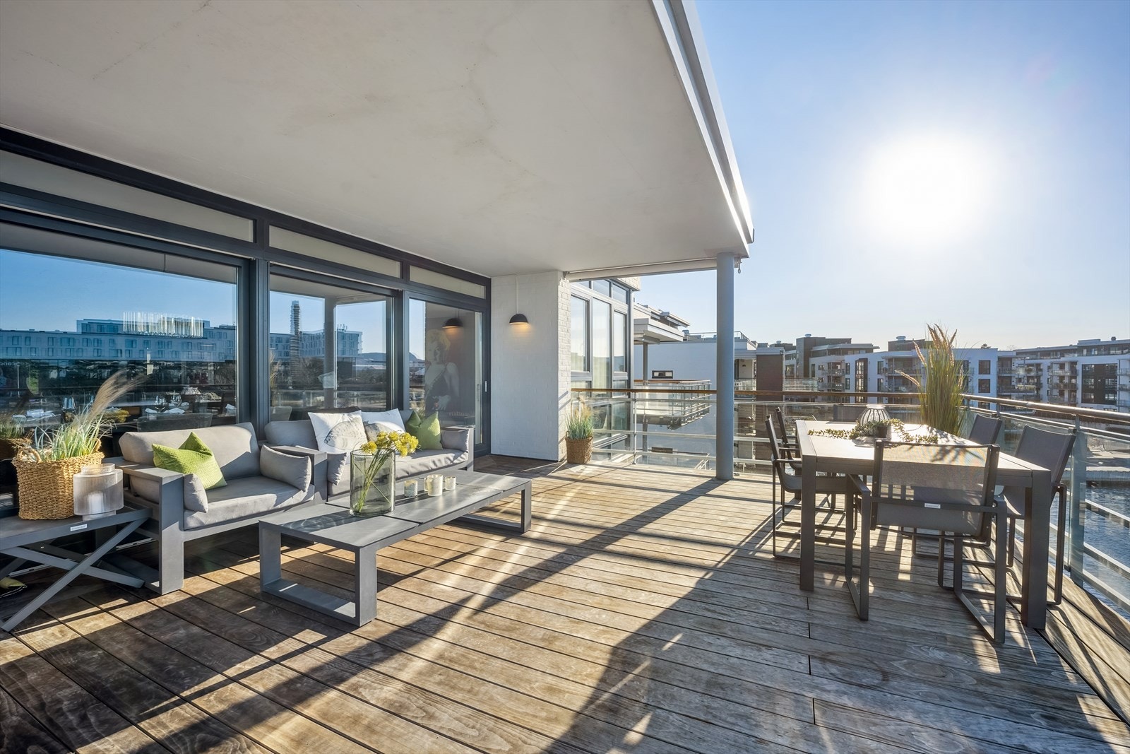 Leiligheten ligger høyt og fritt til i fjerde etasje med nydelig fjordskue og oversikt mot Fornebu. Galleribilde