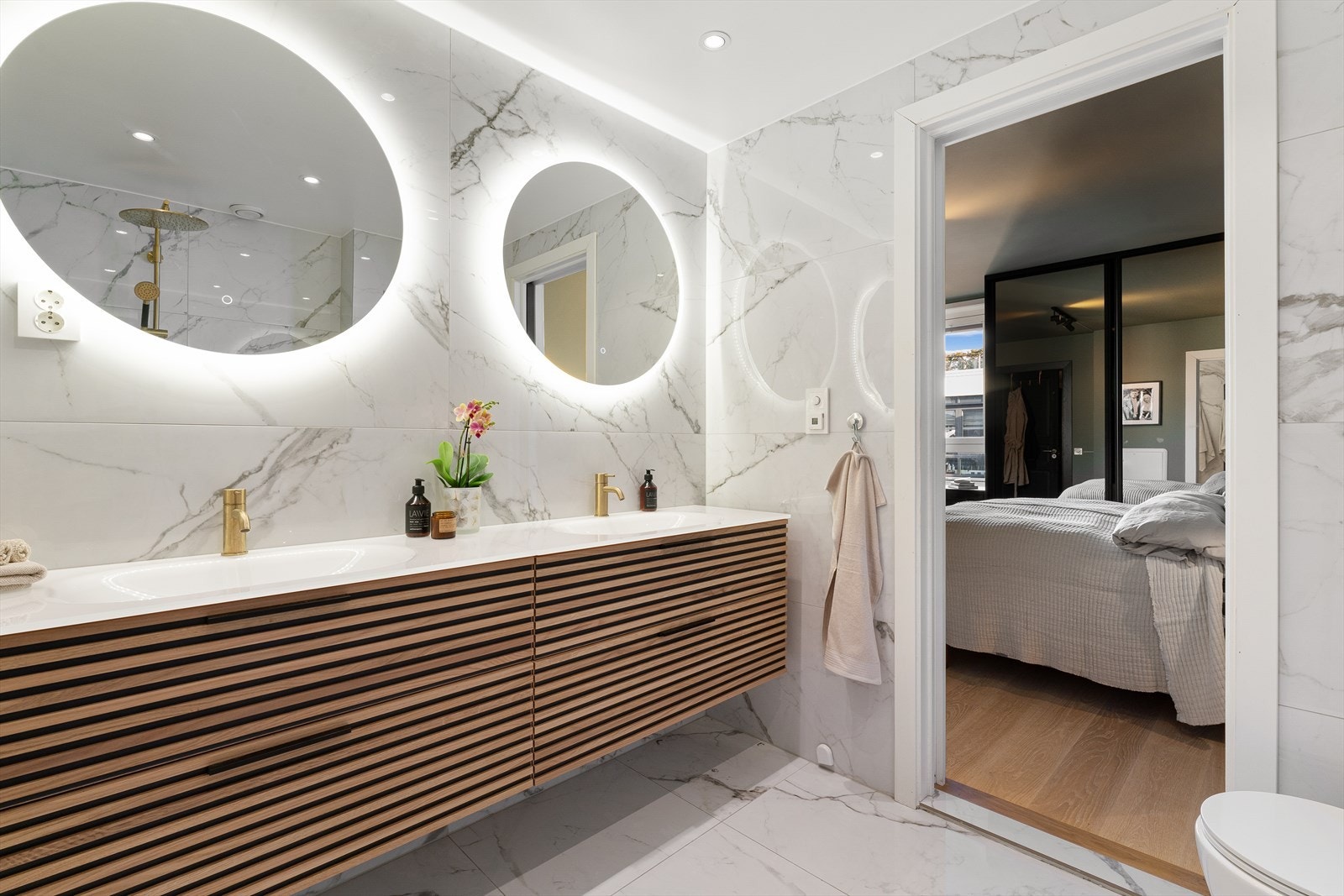 Det er elektriske varmekabler i gulv, downlights i himling og to elektriske håndkletørkere. Galleribilde