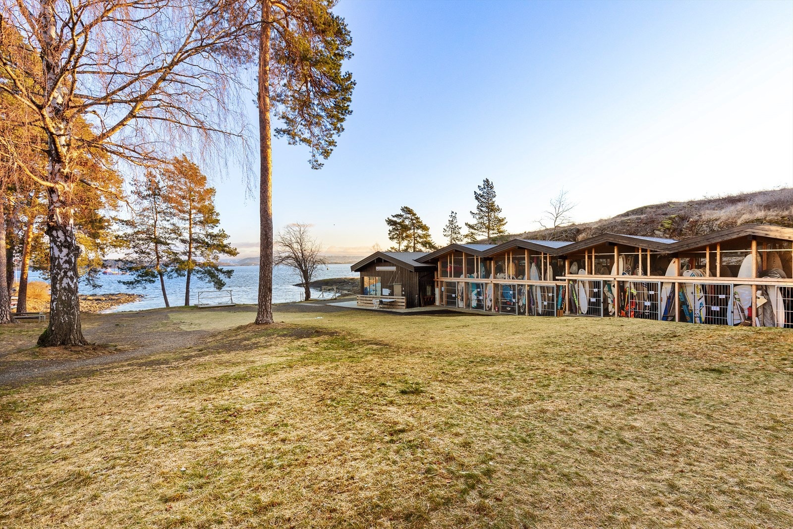 Badestrand og seil-, kajakk- og seilbrettklubb ligger rett rundt hjørnet. Galleribilde