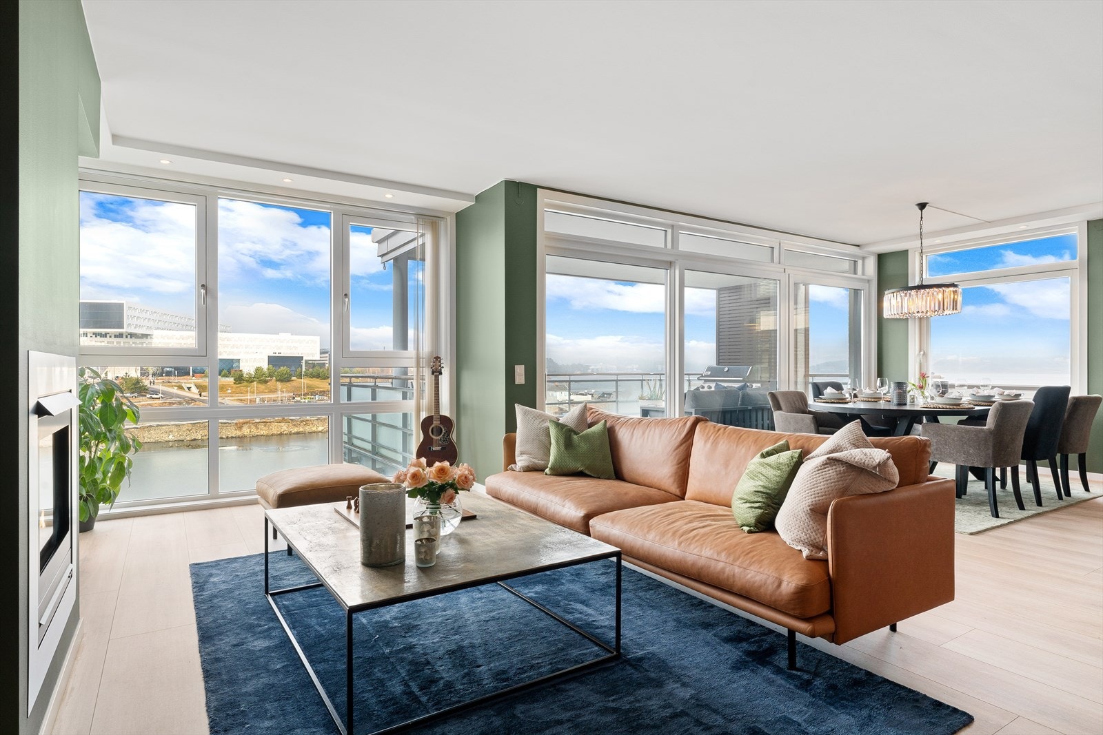 Vindusflater fra gulv til tak gir en unik opplevelse av sjøen utenfor. Galleribilde