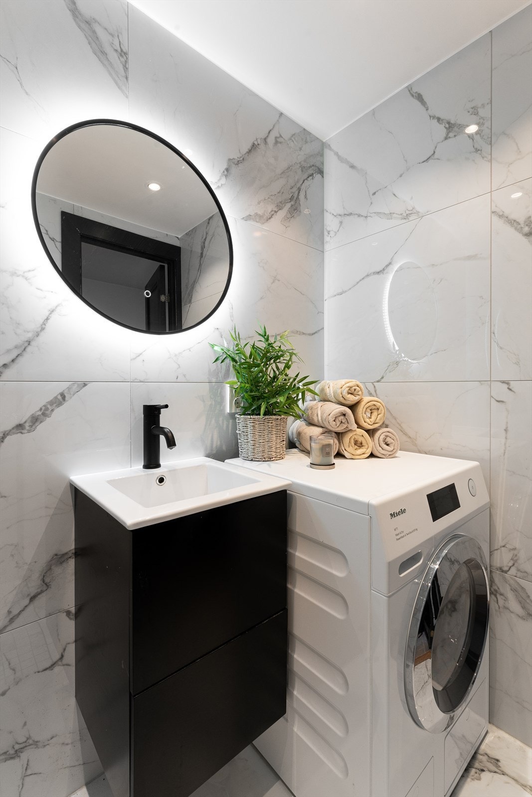 Det er elektriske varmekabler i gulv, downlights i himling og opplegg for vaskemaskin. Galleribilde