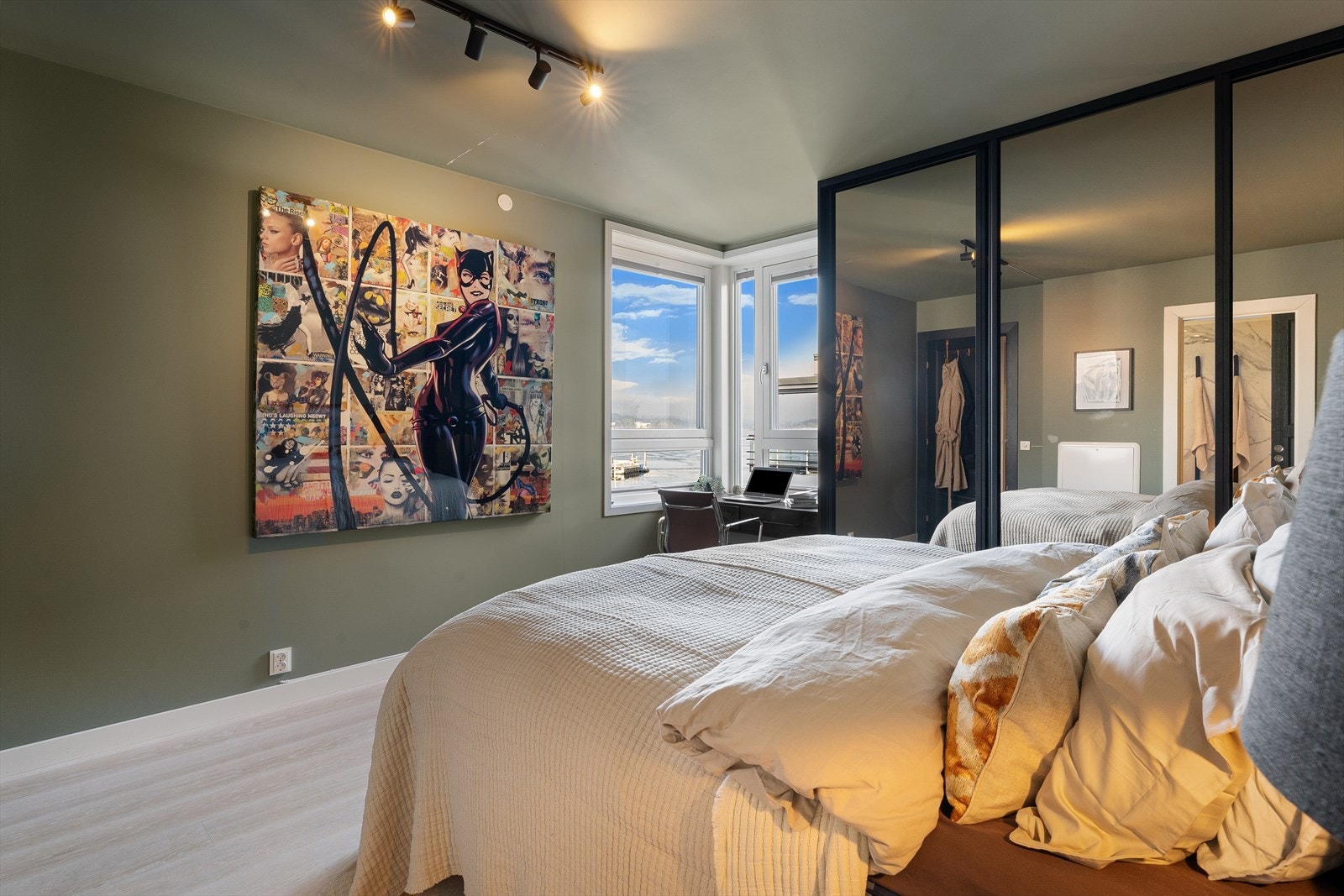 Det er rikelig med lagringsplass i stor skyvedørsgarderobe med speilfronter. Galleribilde