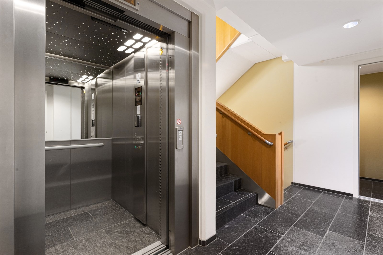 Felles oppgang med heis og trapp mellom etasjene. Galleribilde
