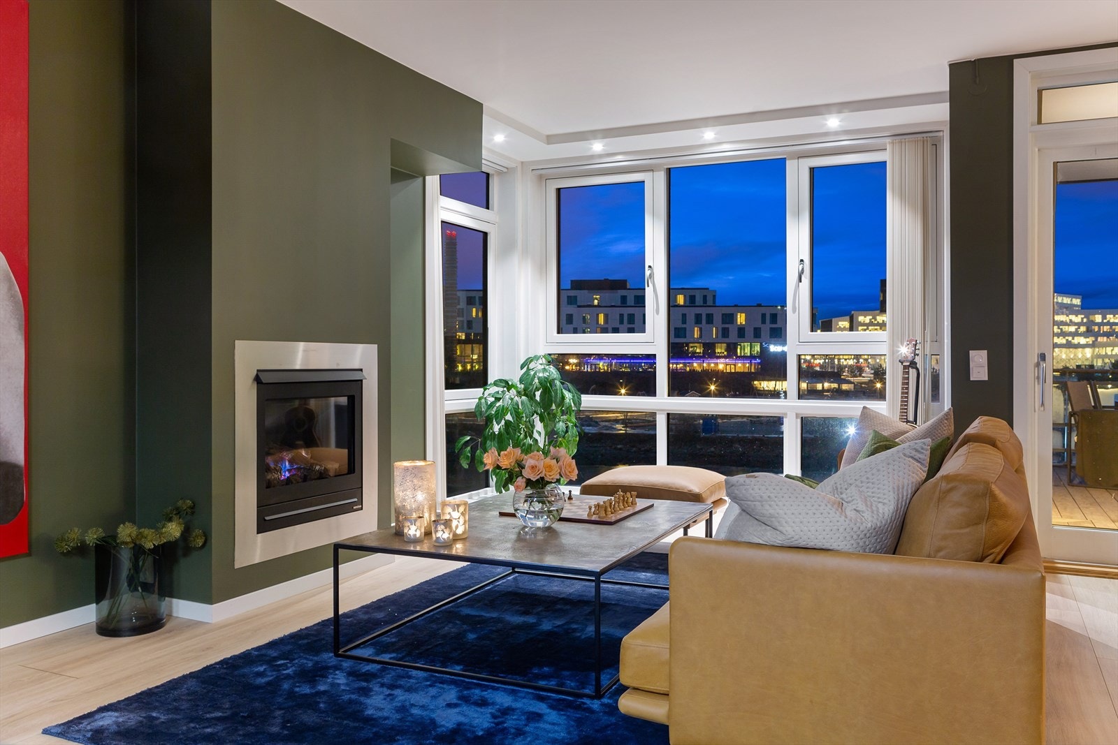 Vinduer fra gulv til tak hvor du får en følelse av å henge over sjøen. Herfra ser du rett ned på båtplassen på bryggen. Galleribilde