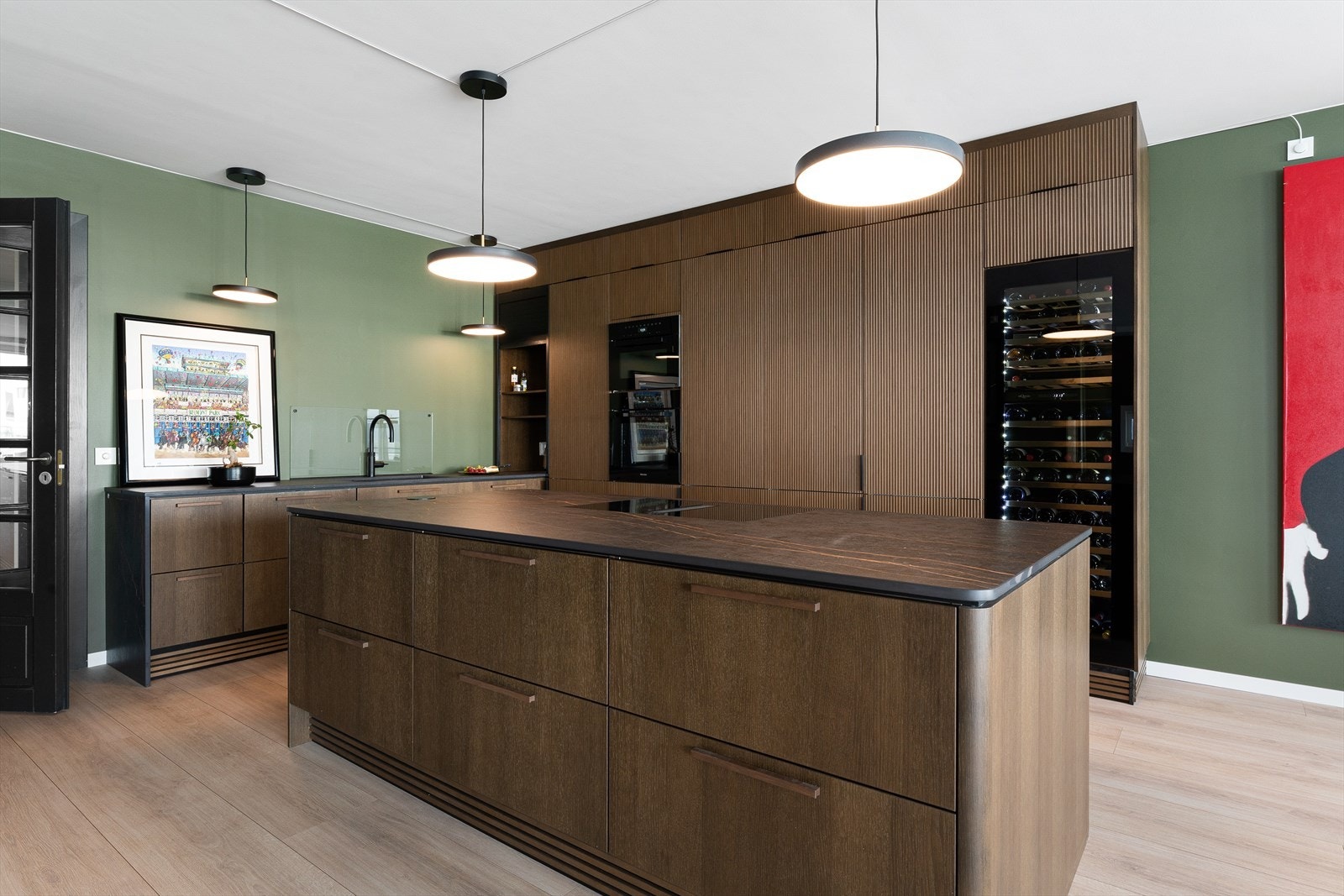 Innredning fra Sigdal som beskriver den slik: Inspirasjonen har vi hentet fra våre vakre eikeskoger. Organiske former fra majestetiske eiketrær. Barkens tekstur og levende overflate. Vindens krusninger på elver og vann. Galleribilde