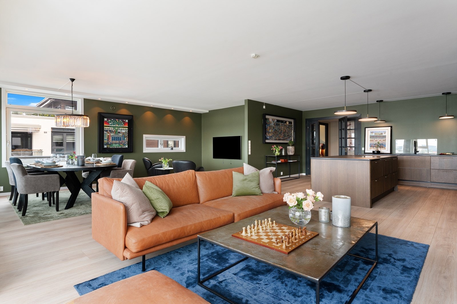 Det er god plass til sofa, bord og TV med tilhørende møblement. Galleribilde