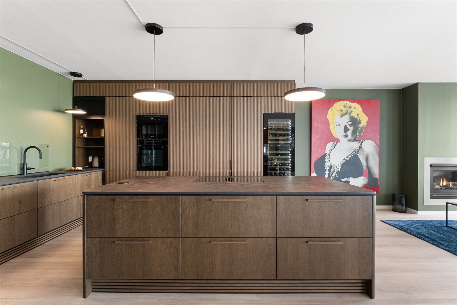 Skulle det være behov for ytterligere benkeplass byr kjøkkenet på en praktisk øy utstyrt med pop-up stikk og induksjonstopp med integrert kullfiltervifte. Galleribilde