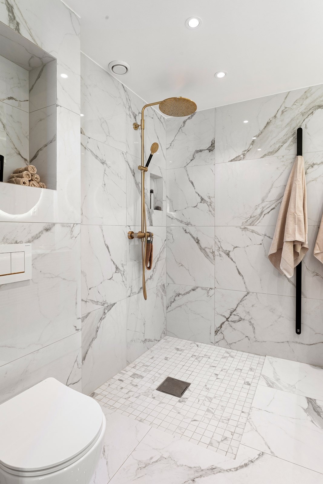 Baderommet ble pusset opp i 2021 med vegghengt toalett, dusjhjørne, to servant med ett-greps blandebatteri og tilhørende skuffeseksjon. Galleribilde