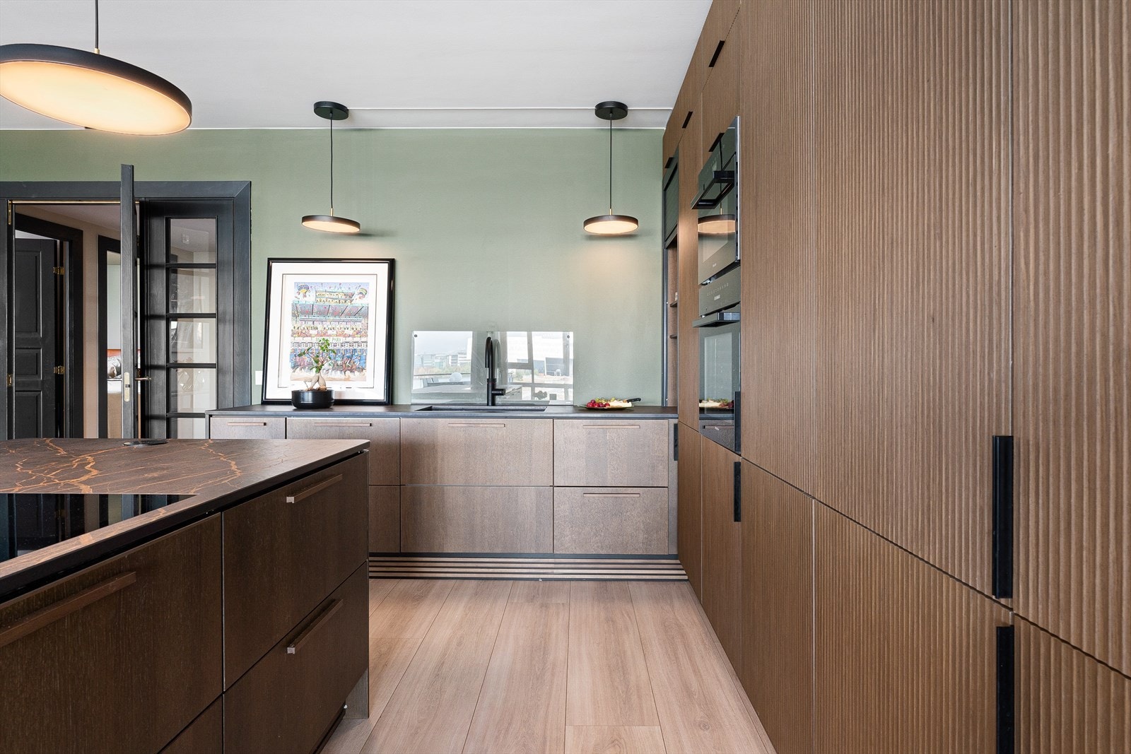 Innredningen består av fronter i tre og benkeplate i kompositt med nedfelt kum. Galleribilde