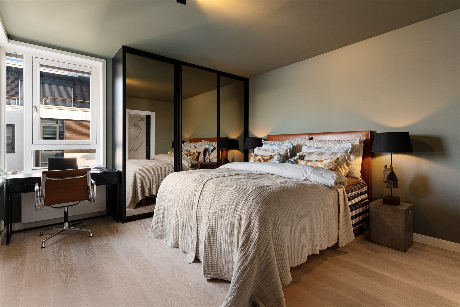 Det er god plass til dobbeltseng og nattbord på begge sider av sengen. Galleribilde