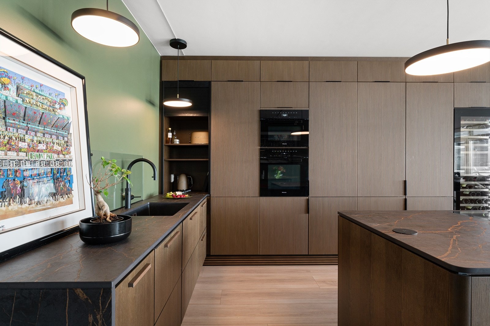 Det er rikelig med lagringsplass i skap og skuffer samt godt med benkeplass. Galleribilde