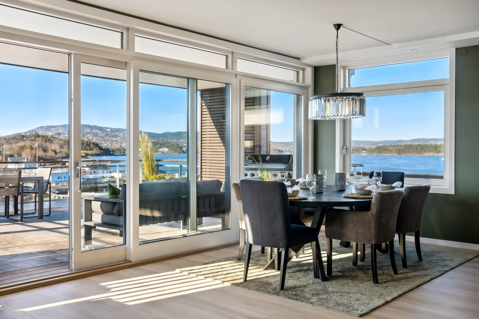 I første rekke til sjøen og på bryggekanten kan du nyte utsikten til alle døgnets tider og i all slags vær. Galleribilde