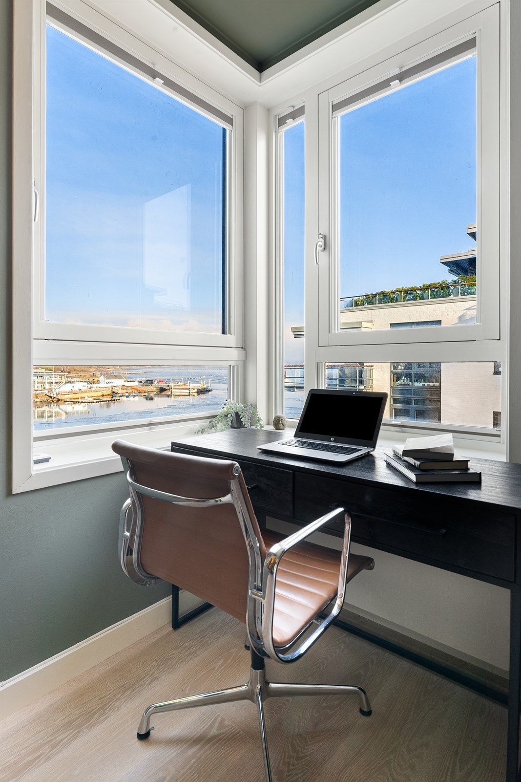 I hjørnet av rommet er det plass til et skrivbord med flott utsyn. Galleribilde