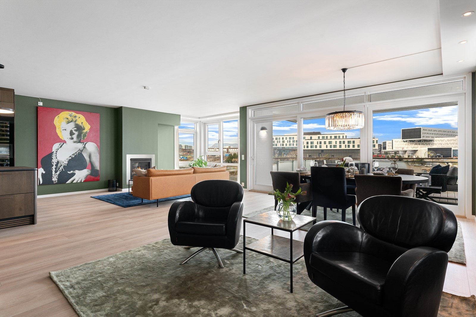 Stuen byr på store vindusflater som slipper inn godt med lys og skaper en luftig og fin atmosfære. Galleribilde