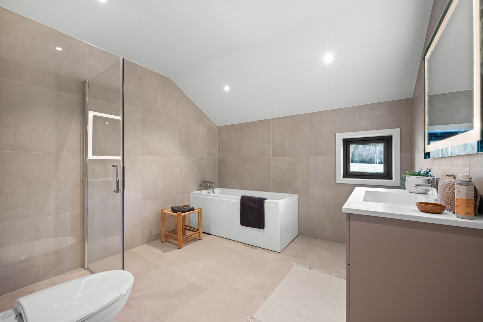 Stort bad med fliser på vegger og gulv. Galleribilde