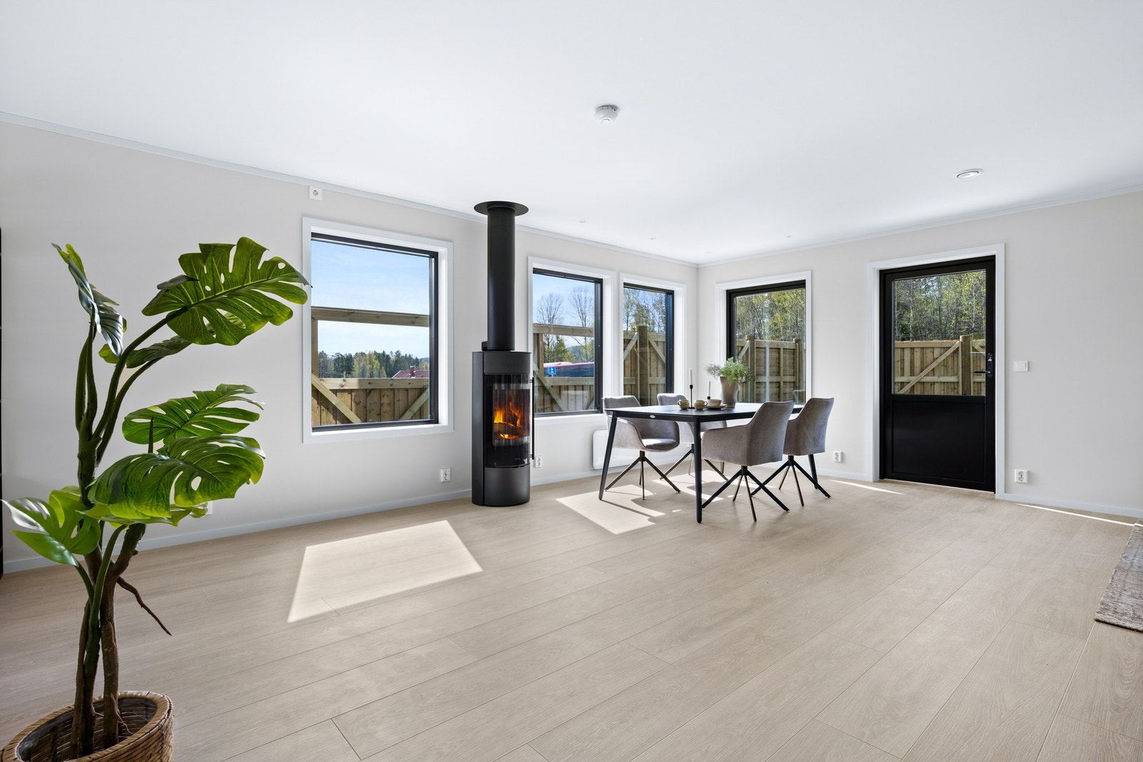 Praktisk og stemningsskapende peisovn i stue, Galleribilde