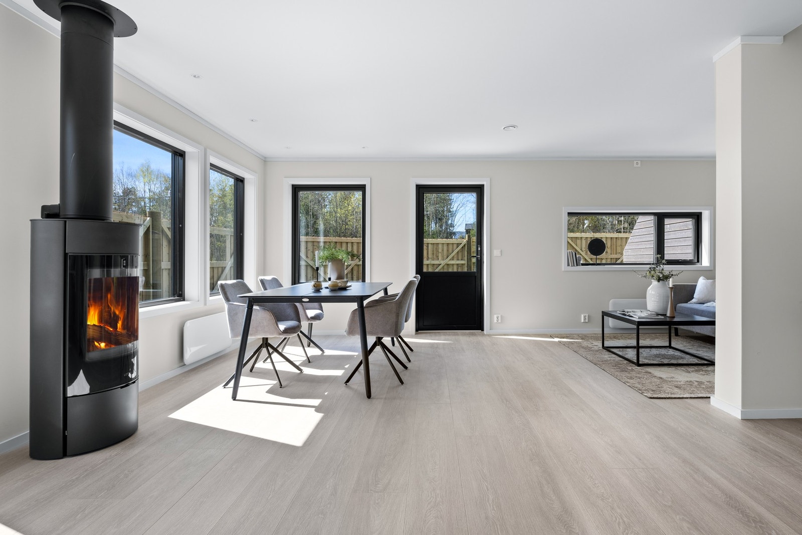 Store vindusflater sikrer godt, naturlig lys. Galleribilde