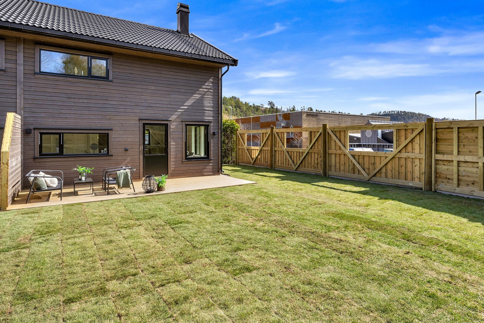 Utgang til terrasse og hage fra stuen. Nylagt ferdigplen - her kan ungene boltre seg. Galleribilde