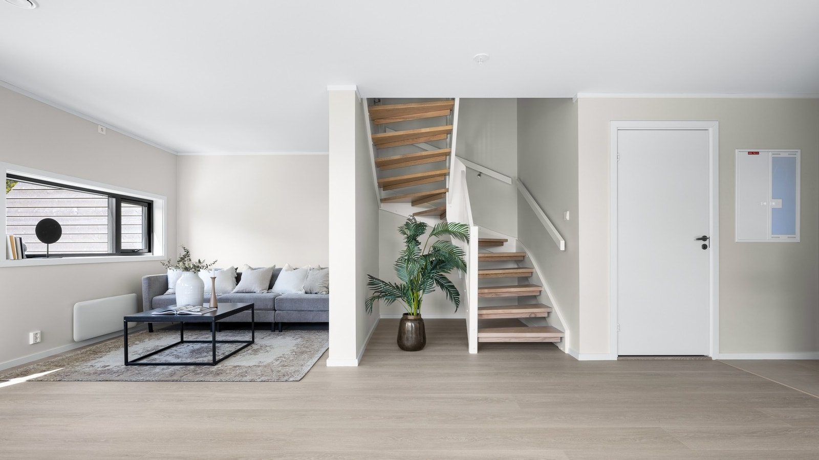 Solid trapp leder opp til boligens 2. etg. Galleribilde