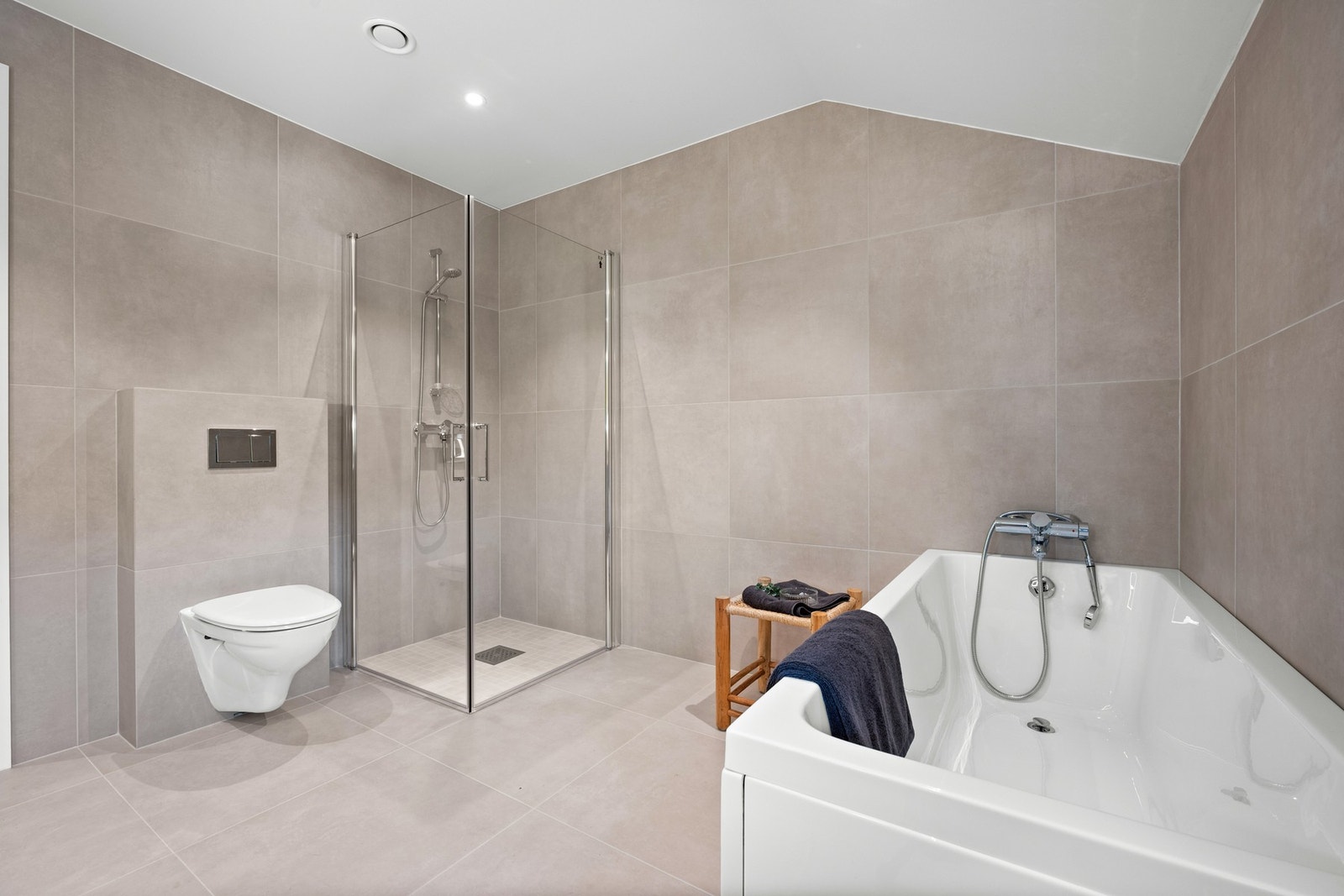 Vegghengt wc. Dusjhjørne. Badekar - til glede for liten og stor. Galleribilde