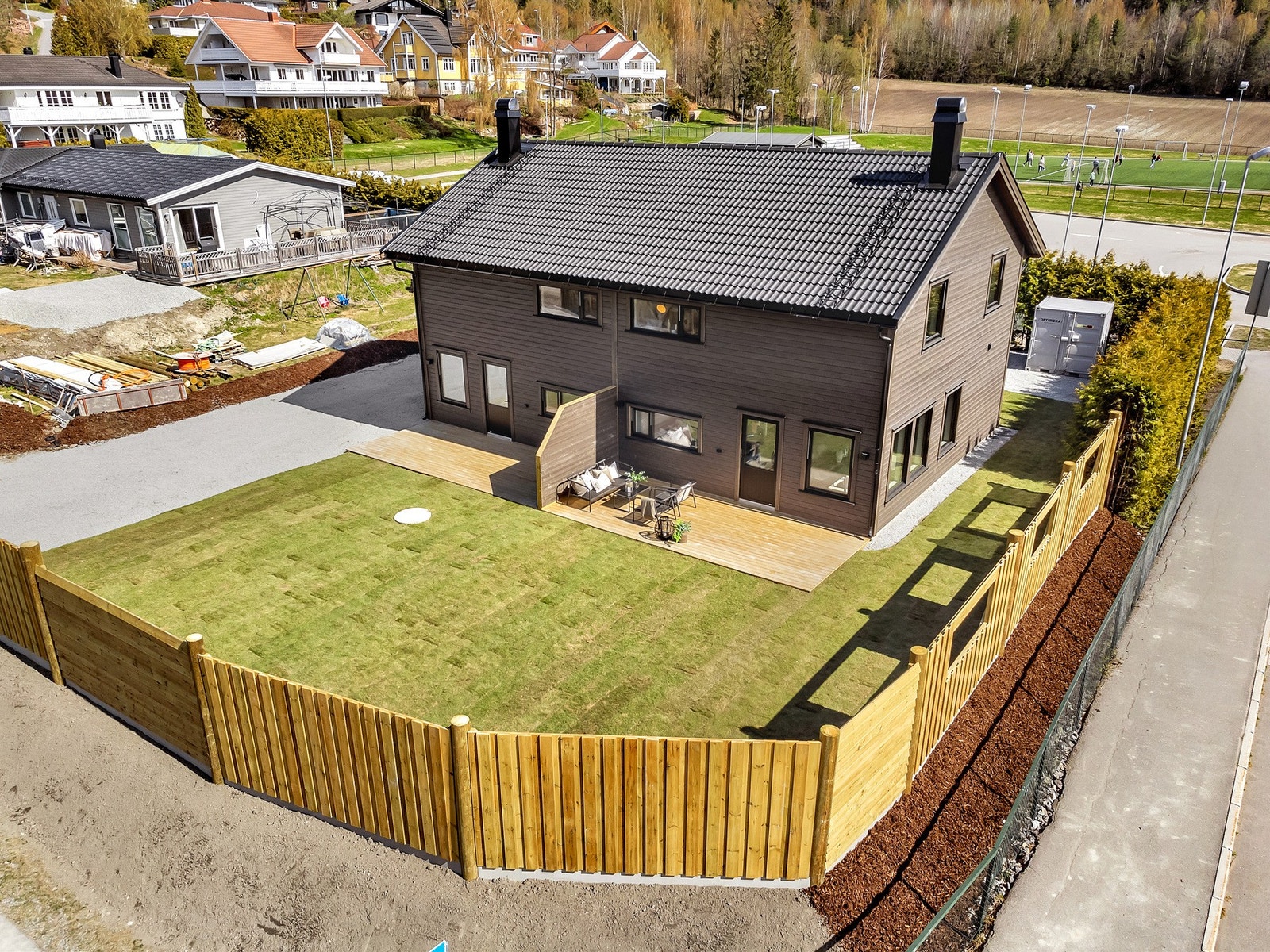 Eiendommen har en meget attraktiv og barnevennlig beliggenhet på Selvik. Galleribilde