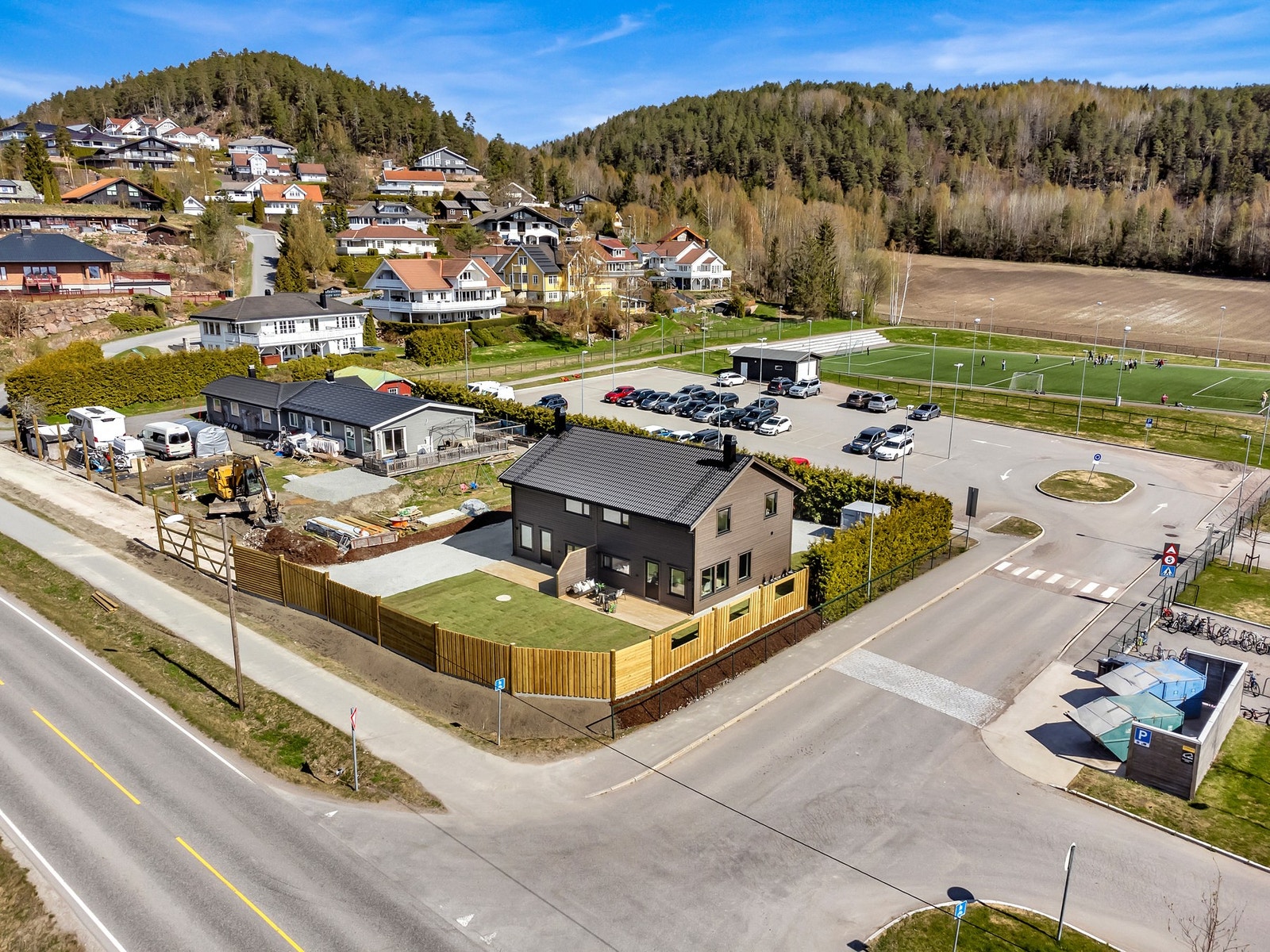 Meget barnevennlig beliggenhet med ett minutts gangavstand til barneskolen som nærmeste nabo. Galleribilde