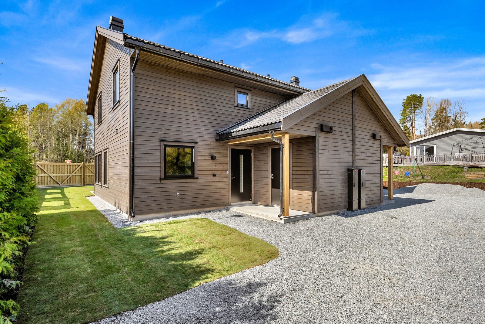 Opparbeidet selveiertomt med gruset innkjøring og gårdsplass. Nylagt ferdigplen. Overbygget inngangsparti. Utvendig sportsbod. Galleribilde