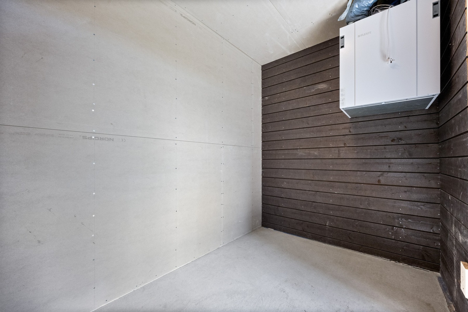 Utvendig sportsbod ved inngangspartiet. Galleribilde