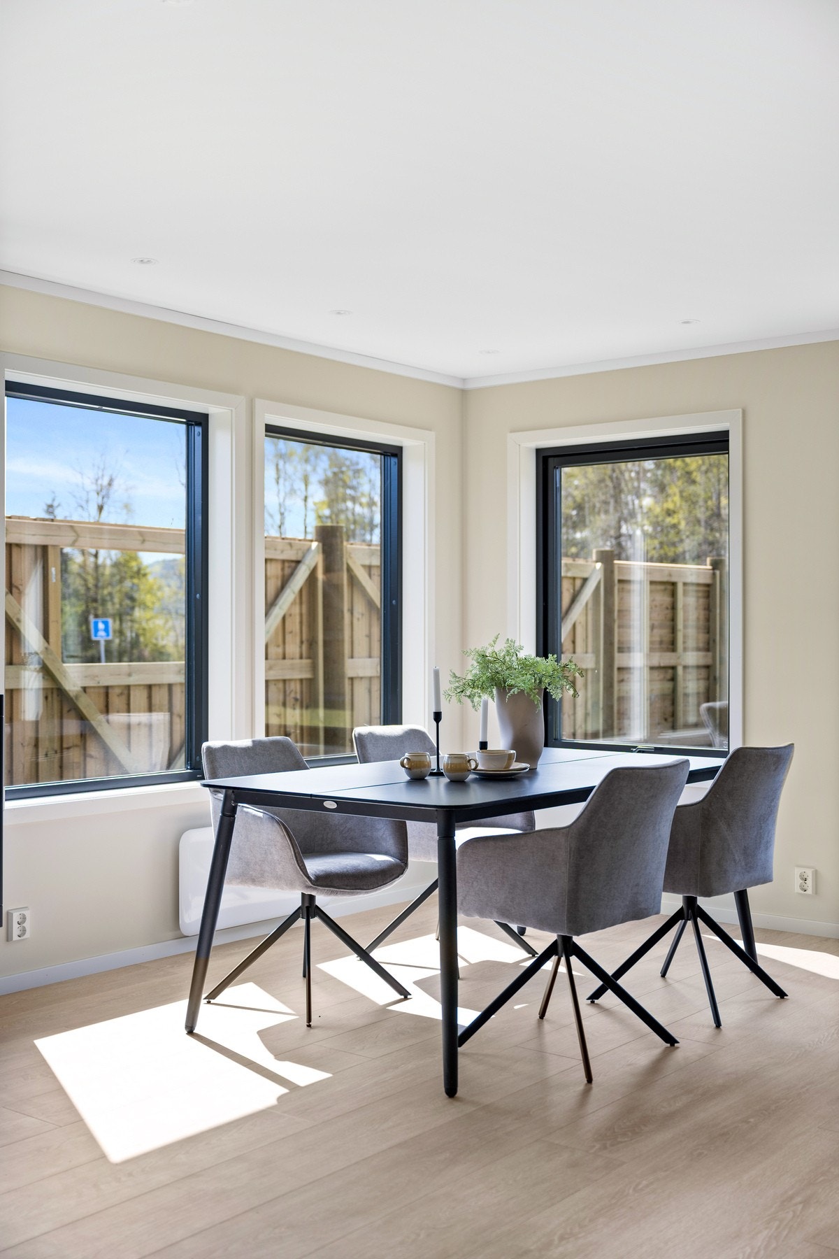 Hyggelig spiseplass ved vinduene. Galleribilde