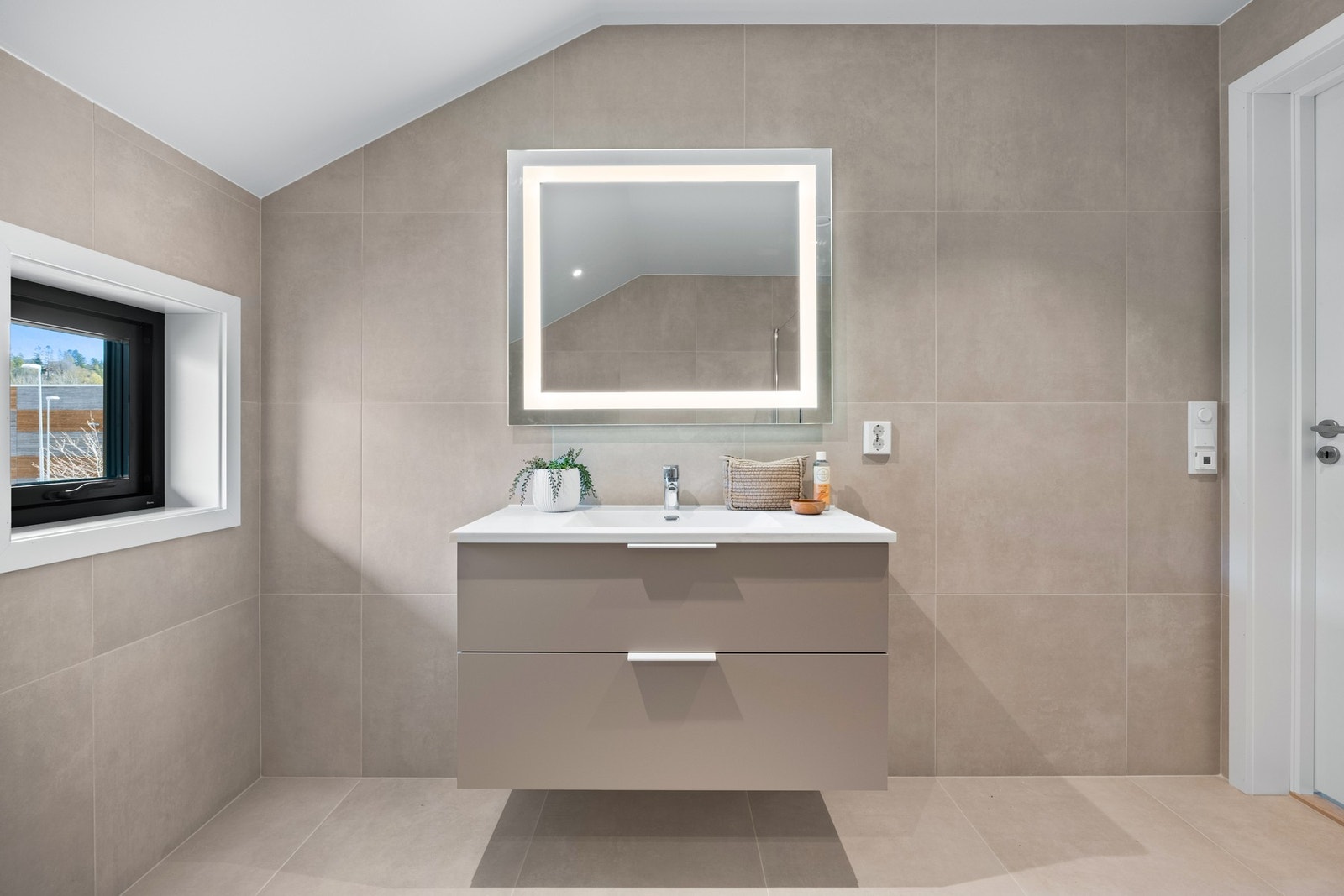 Stort bad med fliser på vegger og gulv. Galleribilde