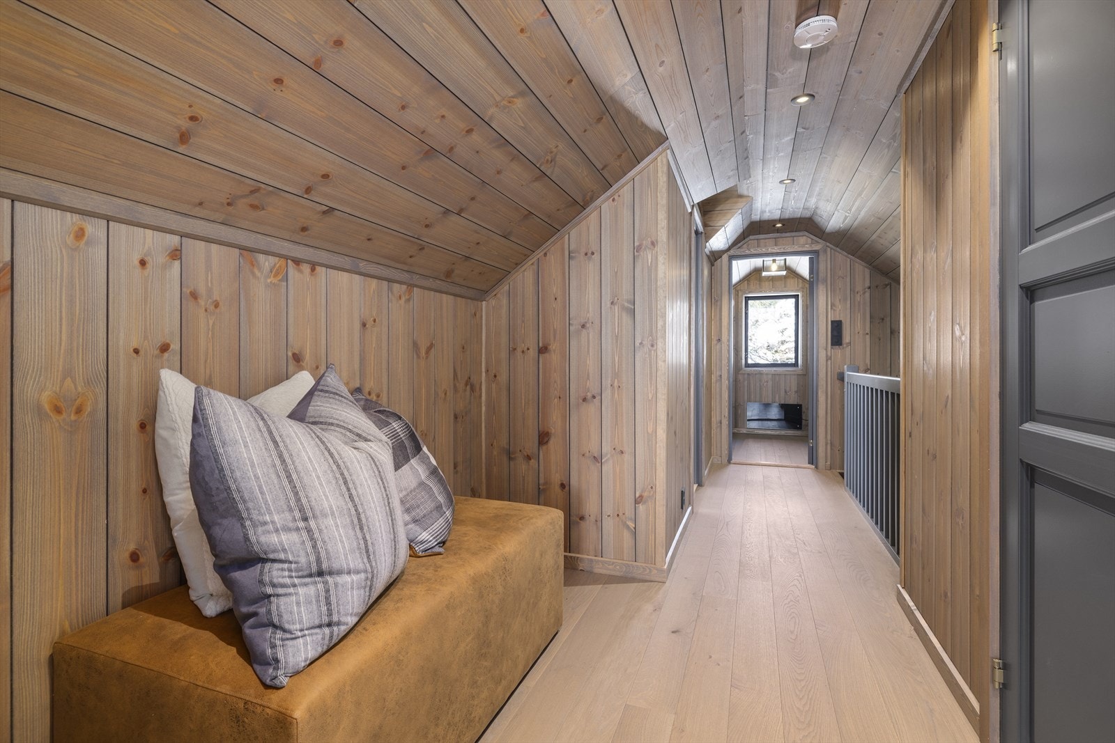 Loftsetasjen byr på stue, toalettrom og 2 soverom. Galleribilde
