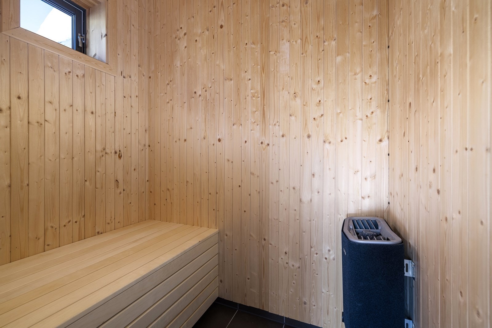 Badet har adkomst til badstue med elektrisk ovn. Galleribilde