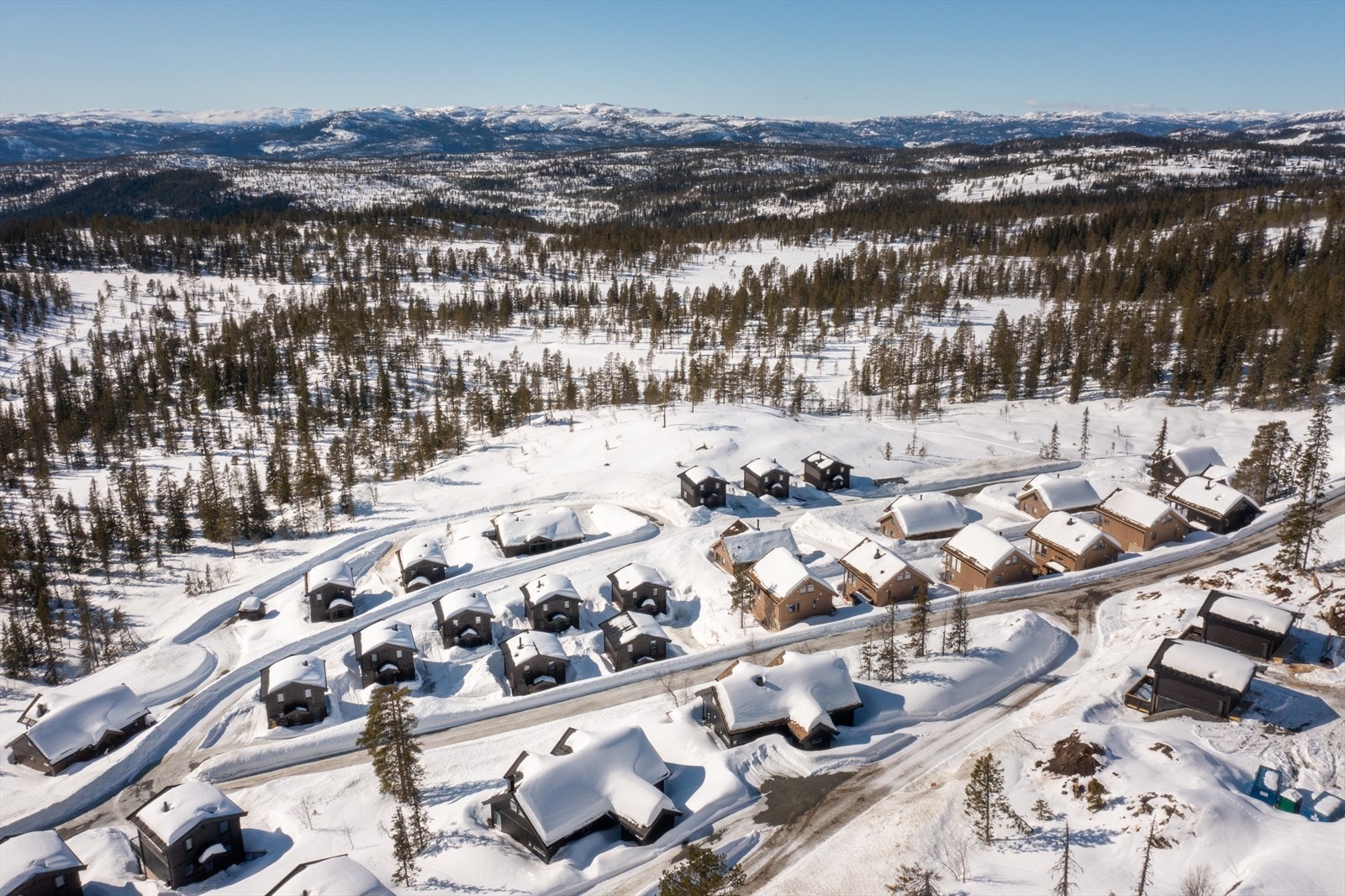 Hytta har god solgang og flott utsikt fra terrassen. Galleribilde