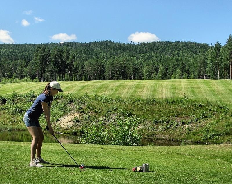 Norefjell Golfklubb er et fullverdig anlegg med 18 hulls skogsbane, øvingsfelt med drivingrange, putting green og klubbhus. Foto Norefjell Golfklubb. Galleribilde