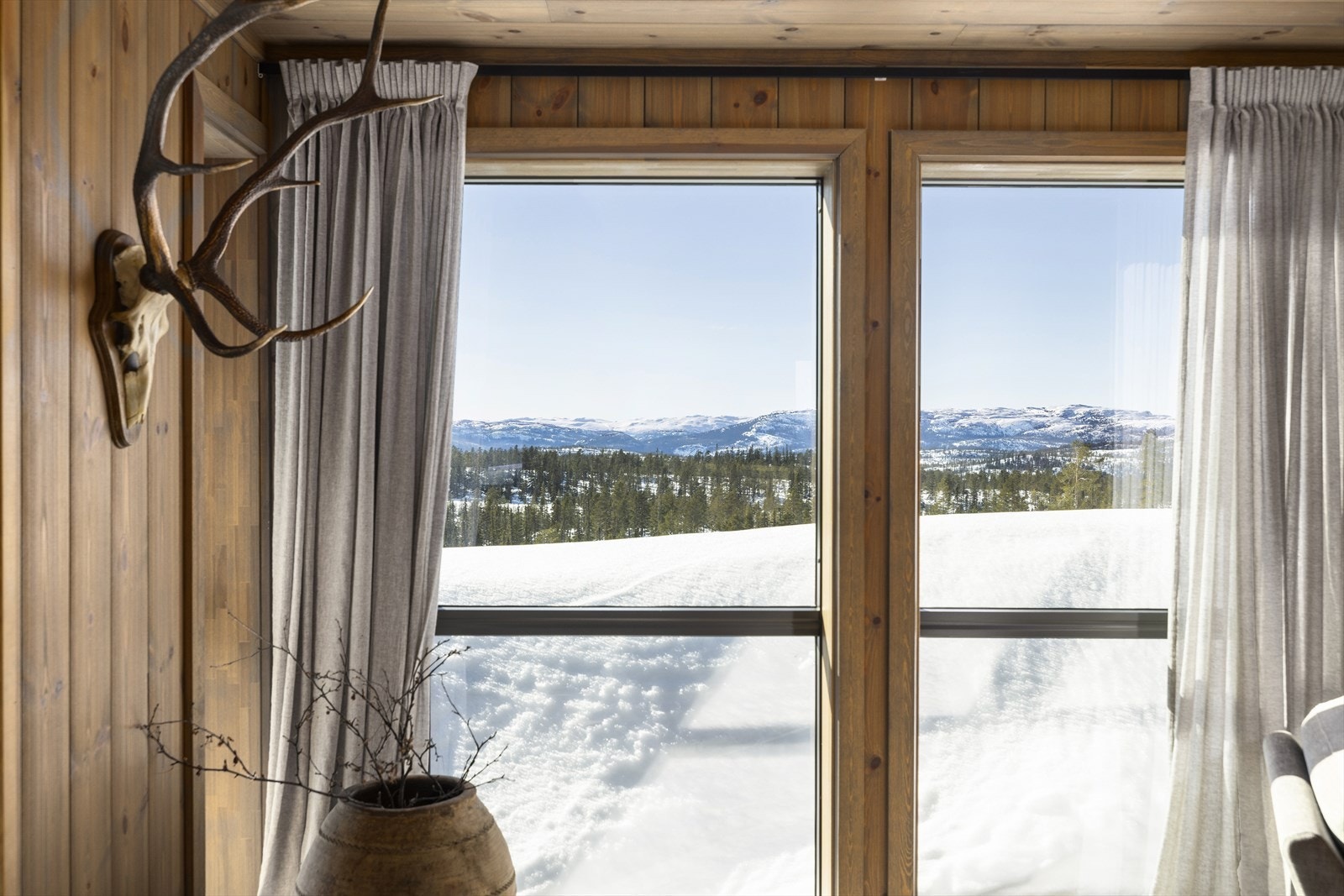 Nyt den fine utsikten fra stuen, med store vinduer som gir mye naturlig lys inn i hytta. Galleribilde