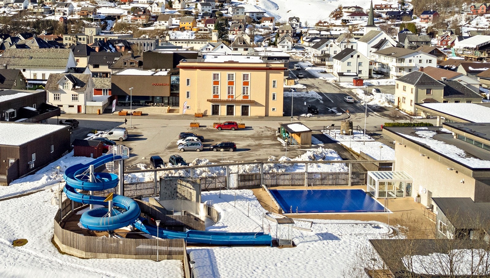 Sauda sentrum - badeanlegg med utebasseng. Folkets hus med kafe/restaurant og kultur Galleribilde