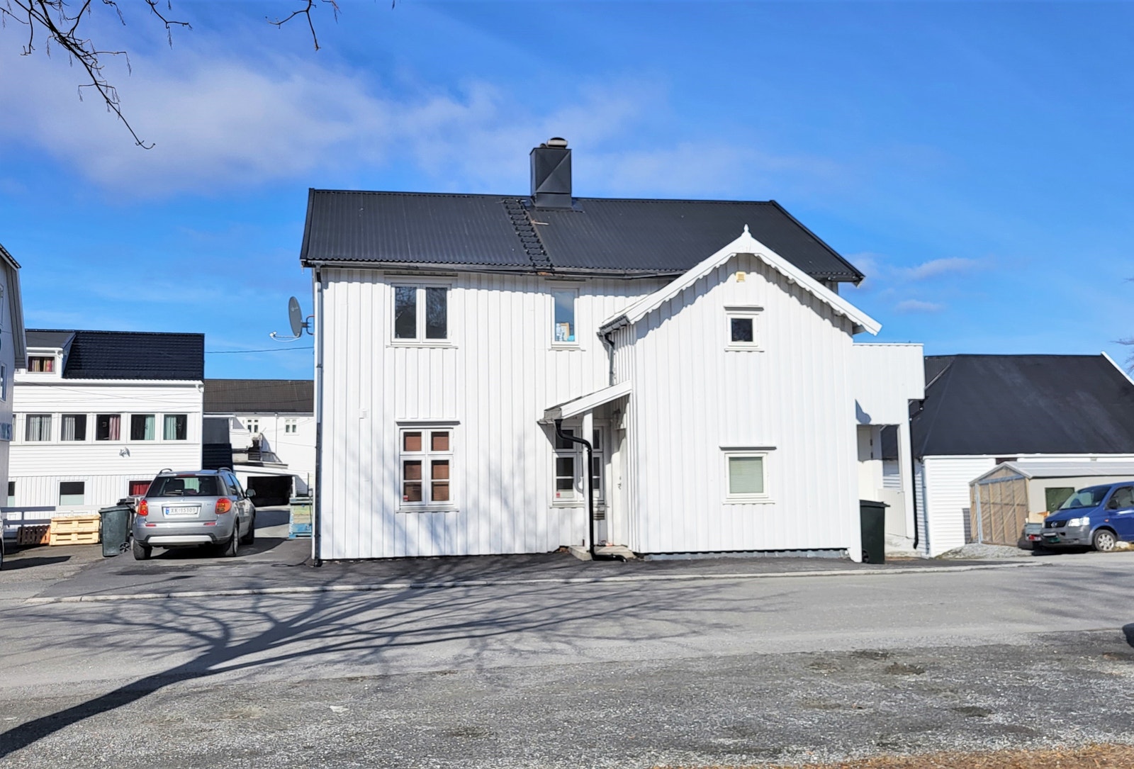 Fasade mot gata i øst Galleribilde