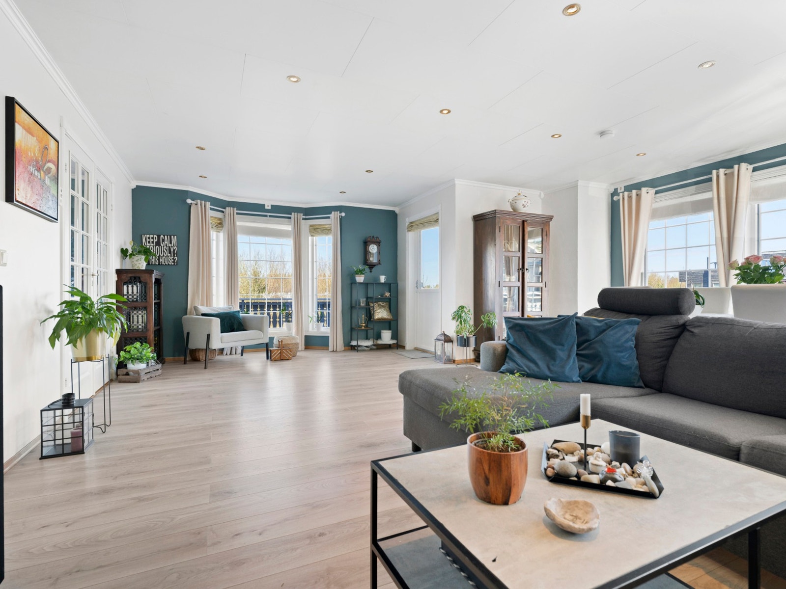 Stue i 1. etasje med dør ut til terrasse. Galleribilde