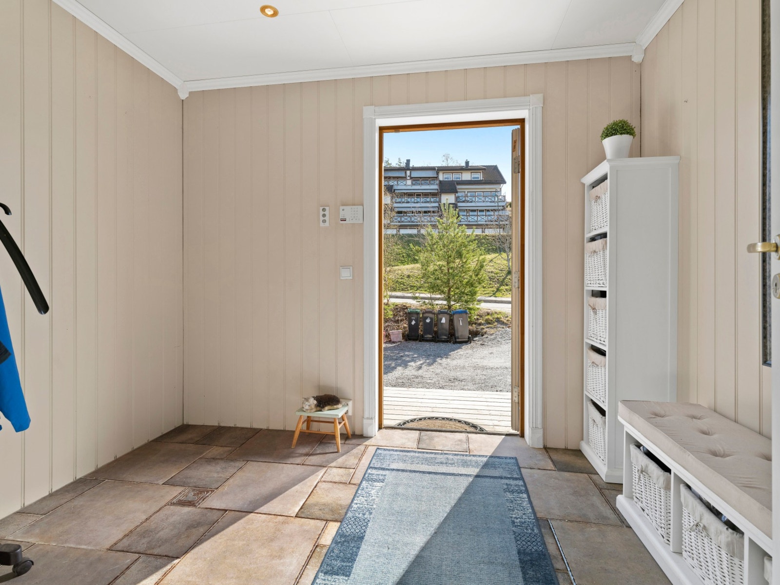 Entré med plass til garderobeskap. Galleribilde