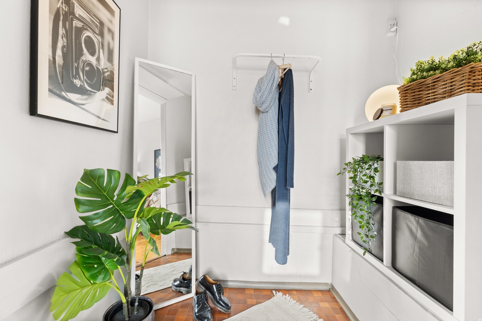 Praktisk rom i stuen som kan brukes som garderobe eller hjemmekontor Galleribilde