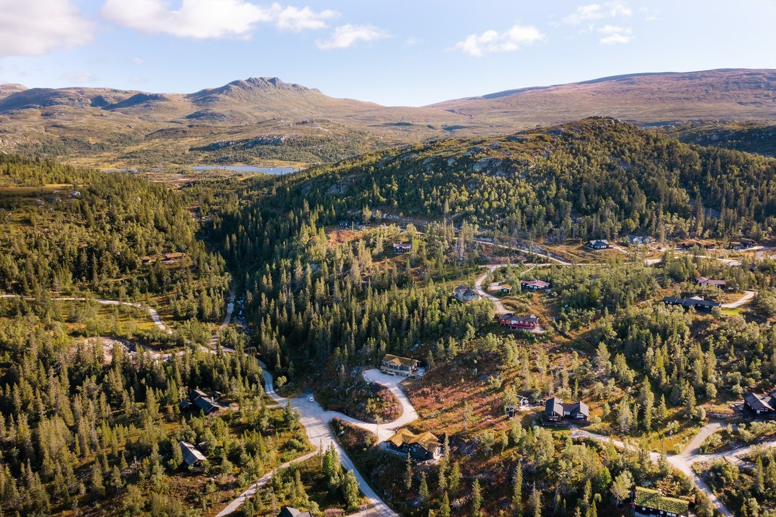 Unike turmuligheter rett utenfor døren! På bildet ser man Ranten (1419m.o.h.) og Høgevarde - to av nærområdet populære turmål. Galleribilde