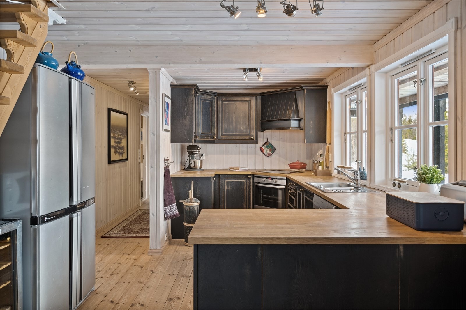 Koketopp og stekeovn er integrert i kjøkkenet, men det er åpen løsning for oppvaskmaskin og kjøleskap. Galleribilde