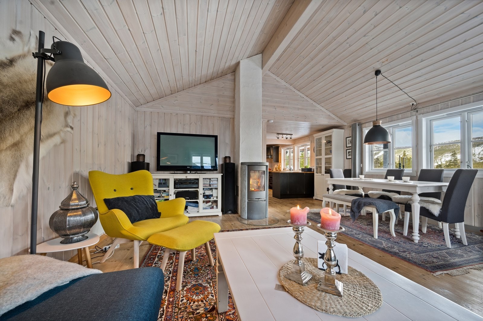 I stuen er det montert vedovn som avgir god varme på kalde dager. Galleribilde