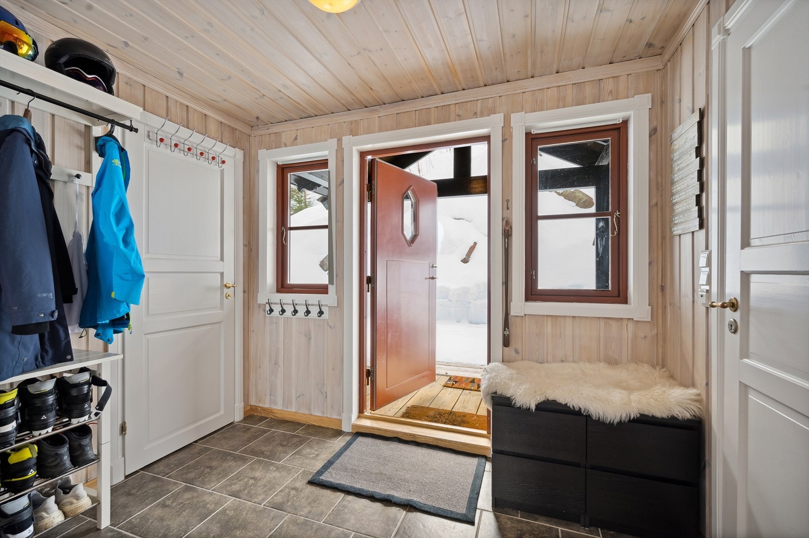 Velkommen inn - her ønskes du velkommen inn i lys entré med plass til å henge fra seg ytterklær Galleribilde