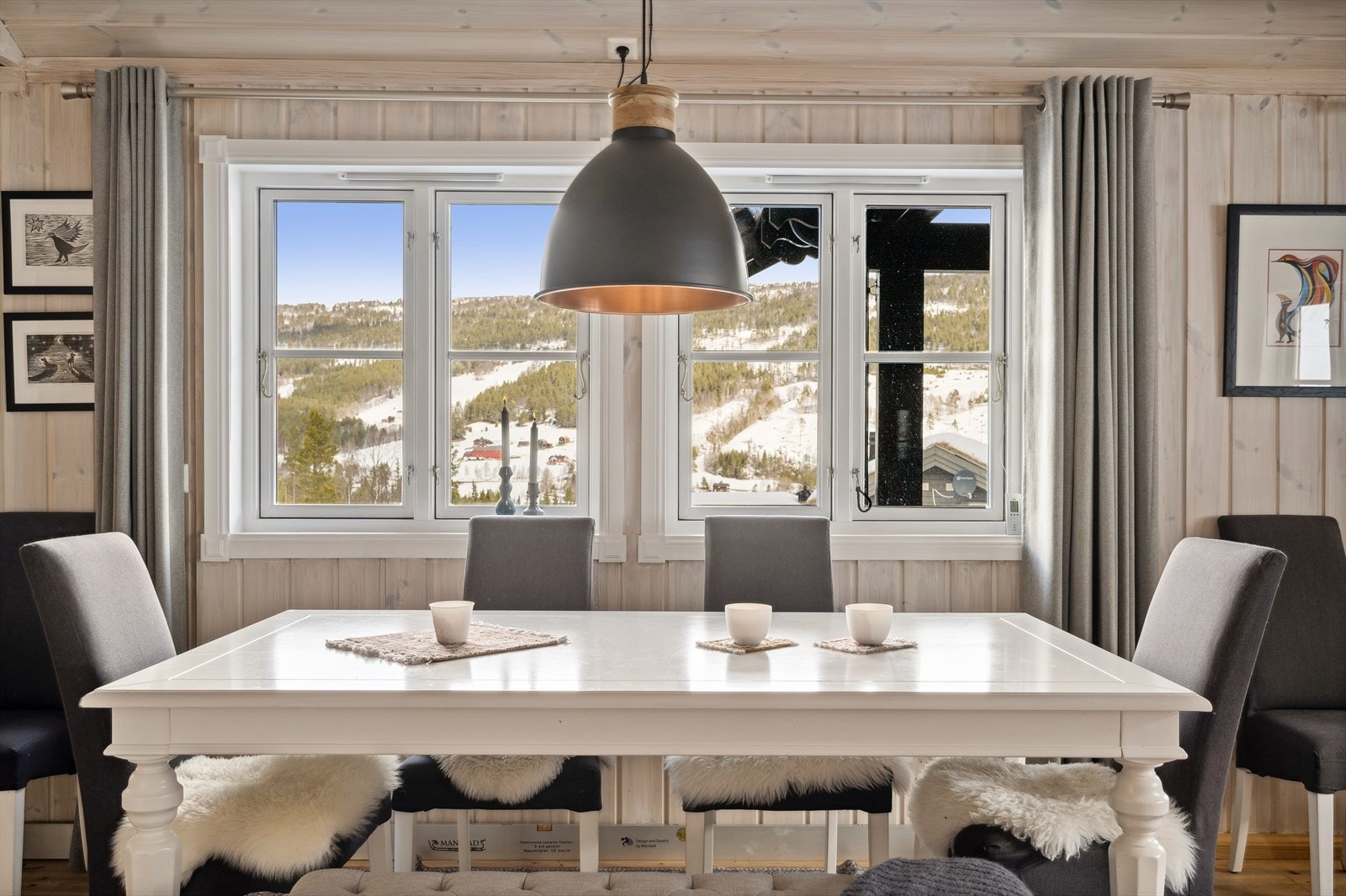 Stuen er lys og åpen med tallrike vindusflater som slipper inn naturlig lys og skaper en god atmosfære i rommet. Galleribilde