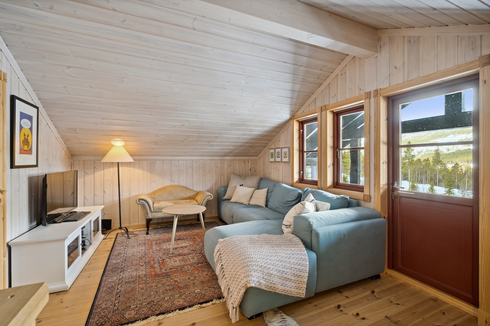 I andre etasje finner du stue nummer to. Dette er et ypperlig rom for ungdommen i hus eller dersom en ønsker å trekke seg litt tilbake. Galleribilde